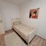 Διαμέρισμα Geraeumiges 2-zimmer In Messenaehe *