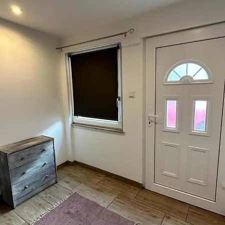 Geraeumiges 2-zimmer In Messenaehe 아파트 *