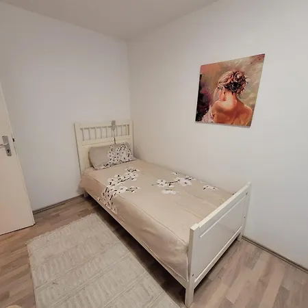 Apartamento Geraeumiges 2-zimmer In Messenaehe *