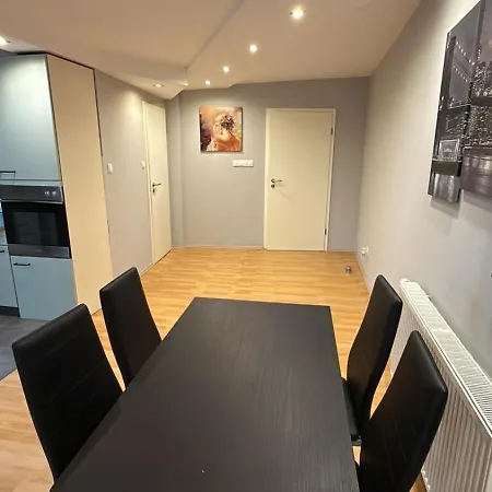 アパート Geraeumiges 2-zimmer In Messenaehe ドゥイスブルグ