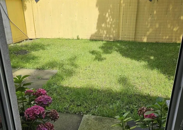 アパート Geraeumiges 2-zimmer In Messenaehe ドゥイスブルグ